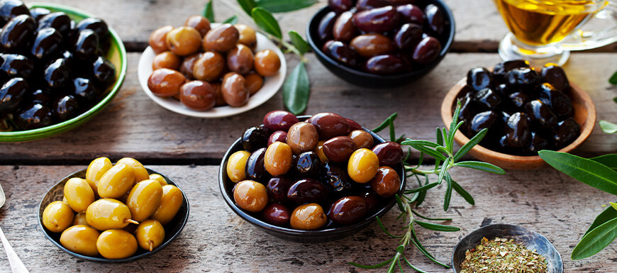 https://www.vincenzosonline.com/userContent/images/Blog/Olive%20Oil/olive-varieties-olive-oil-branches.jpg