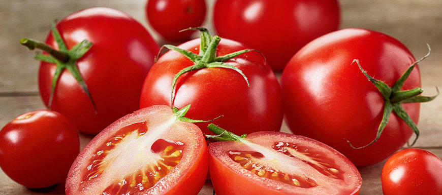 pile of red tomatoes